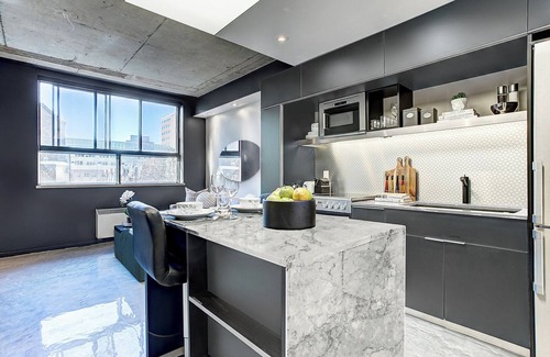 Shaughnessy Village Apartment | Airy Loft near Sainte-Catherine St.