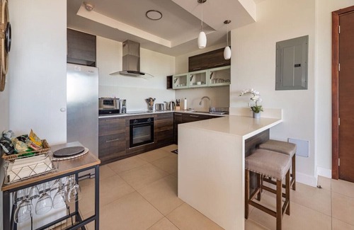 Saint Andrew Apartment | Airy & modern condo with AC Gym and roof top pool