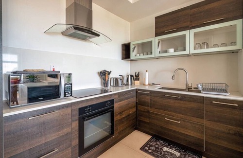 Saint Andrew Apartment | Airy & modern condo with AC Gym and roof top pool