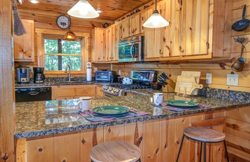 Murphy Cabin | Airy mountain cabin with long range views
