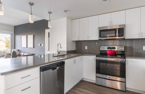 Mountain View Apartment | Airy Mountain View 2BR w/Fitness Center, W/D, nr. hwy by Blueground