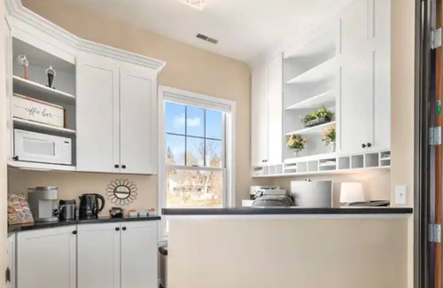 Milford Condo | Airy Penthouse Loft on Main St. w/Massage Chair