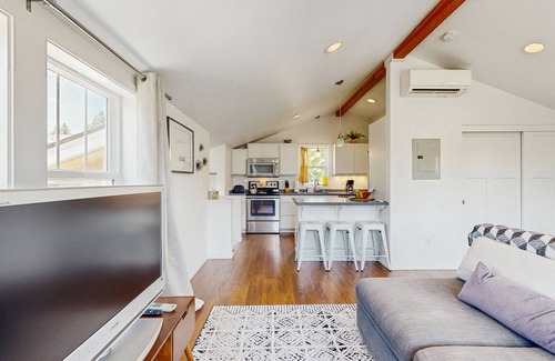 Alameda Apartment | Airy retreat with free WiFi, balcony, & kitchen, in the heart of NE Portland