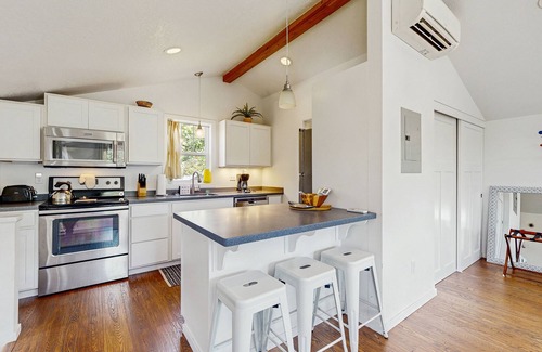 Alameda Apartment | Airy retreat with free WiFi, balcony, & kitchen, in the heart of NE Portland