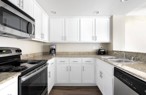 Santa Clara Apartment | Airy Santa Clara 2BR w/Parking, W/D, walk to Groceries, by Blueground