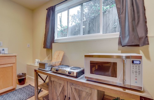 Greenwood Apartment | Airy Seattle Apartment ~ 7 Mi to Downtown!