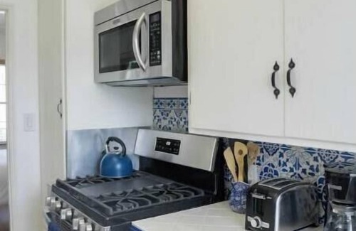 Wilshire Montana Apartment | Airy Studio w Balcony - steps to Montana Ave. - E