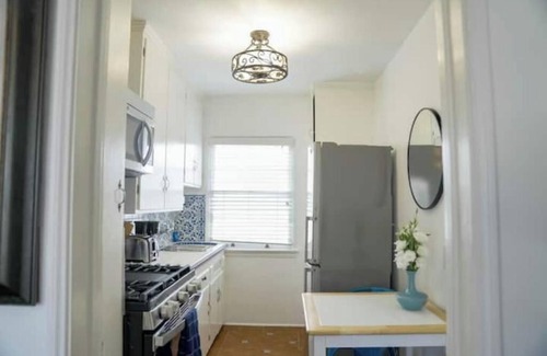 Wilshire Montana Apartment | Airy Studio w Balcony - steps to Montana Ave. - E