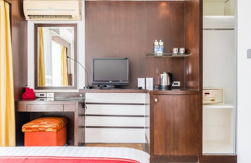 Thanon Phaya Thai Apartment | Airy Thai Style 1 BR W/Cafe & Spa near Pratunam