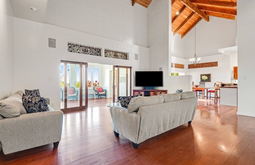 Honokaa House | Airy villa and Ohana suite in a tropical garden setting with lanai & patios