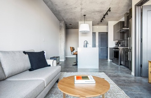 West Loop Apartment | Airy West Loop 1BR w/Pool, Pet Spa, near Restaurant Row, by Blueground