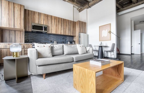 Near West Side Apartment | Airy West Loop Jr 1BR w/Gym & Rooftop, nr Union Park, by Blueground