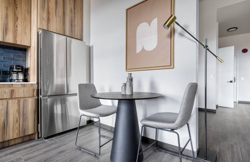 Near West Side Apartment | Airy West Loop Jr 1BR w/Gym & Rooftop, nr Union Park, by Blueground