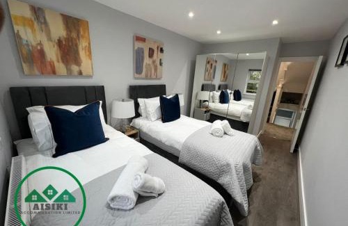 North Finchley Apartment | Aisiki Apartments at Stanhope Road, North Finchley, Airconditioned Multiple 2 or 3-Bedroom, Pet-Friendly Duplex Flats, King or Twin Beds with Free Wi-Fi