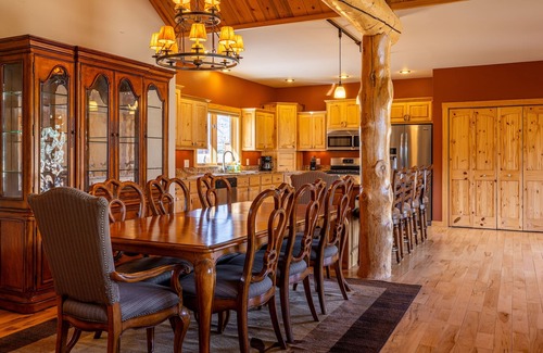Wapiti House | AJ's Outpost- Comfortable family retreat with mountain views