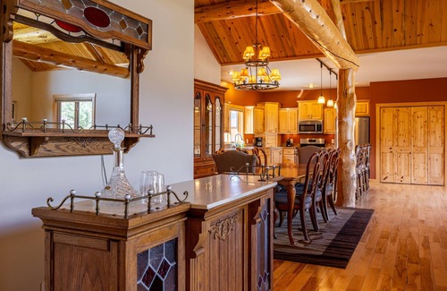 Wapiti House | AJ's Outpost- Comfortable family retreat with mountain views