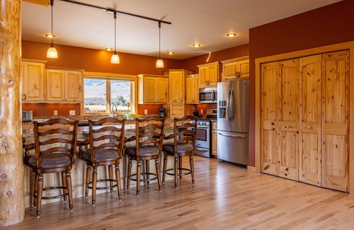 Wapiti House | AJ's Outpost- Comfortable family retreat with mountain views