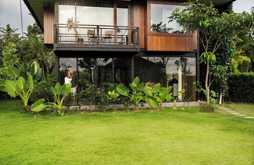 E-11 Sector House | AK Lodges Islamabad: Exquisite 6-Bedroom Estate with Premium Finishes and AC