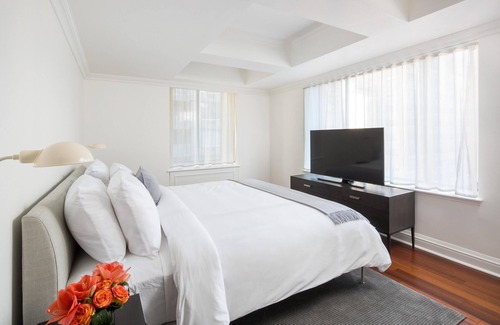 Sutton Place Hotel | AKA Residences Newly Renovated Suite w/Kitchen & WiFi - Access to Gym & Pool