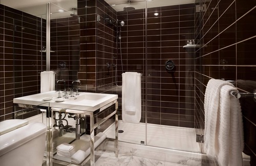 Sutton Place Hotel | AKA Residences Newly Renovated Suite w/Kitchen & WiFi - Access to Gym & Pool