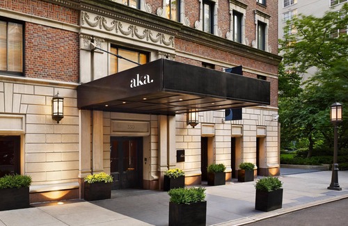 Sutton Place Hotel | AKA Residences Newly Renovated Suite w/Kitchen & WiFi - Access to Gym & Pool