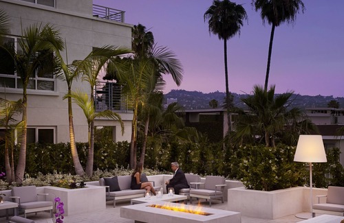 Beverly Hills Apartment | AKA Residences Sharply Appointed Suite w/Kitchen, Den Space, Patio, & WiFi