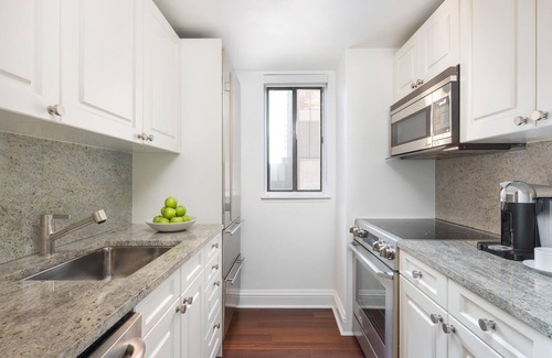 Sutton Place House | AKA Residences Sprawling Deluxe Suite w/WiFi and Access to Pool & Gym