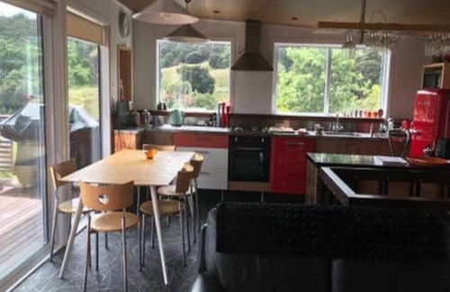 Akaroa House | Akaroa Sunshine Views and Spa Pool !