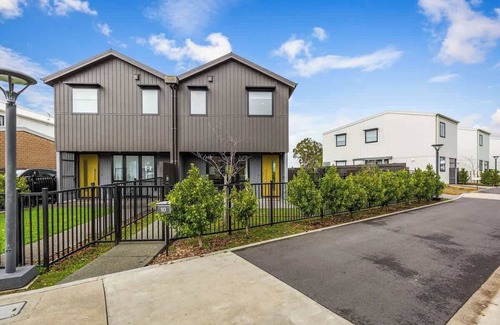 Mangere House | AKL A/Port 6 km , free car park, bright & spacious 3BR house