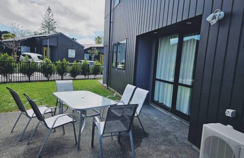 Mangere House | AKL A/Port 6 km , free car park, bright & spacious 3BR house
