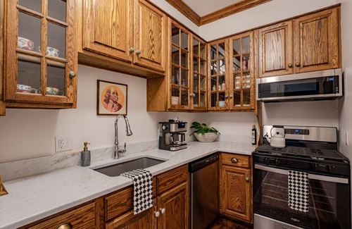 Highland Square House | Akron's Werner House: Historic 4 Bedroom Luxury