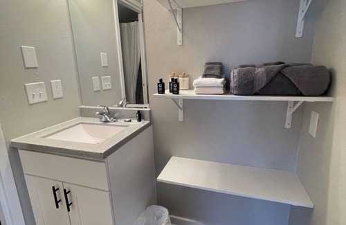 South Central Omaha Apartment | Aksarben Modern 1Bed ground level with parking