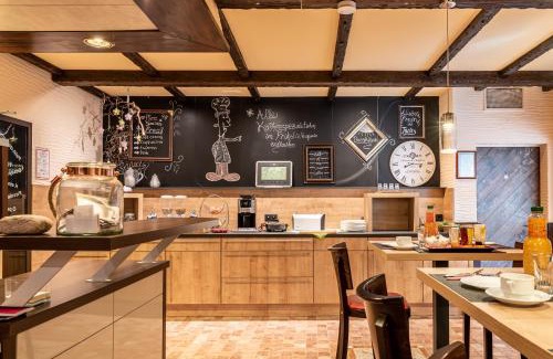 Metternich Hotel | AKZENT Land-Hotel Zum Schwan, Garni WEILERSWIST-METTERNICH, 3 E-LADESTATIONEN, Nähe PHANTASIALAND, PALMENPARADIES Euskirchen