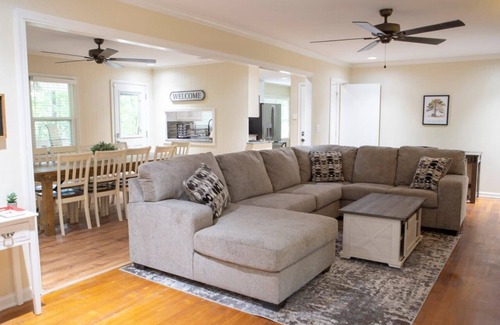 Northport House | Alabama University Events, 5 bdrm Home by Lake, sleeps 14, 5 mil to Bryant/Denny