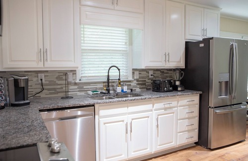 Northport House | Alabama University Events, 5 bdrm Home by Lake, sleeps 14, 5 mil to Bryant/Denny