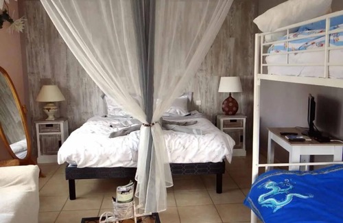 Chatillon-sur-Broue House | Alaguyauder La Chambre
