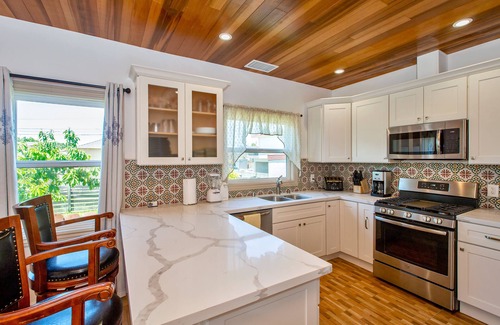 West Alameda House | Alameda 2BR 2BA house, AC, near ferry to San Francisco, 2 free parking spaces.