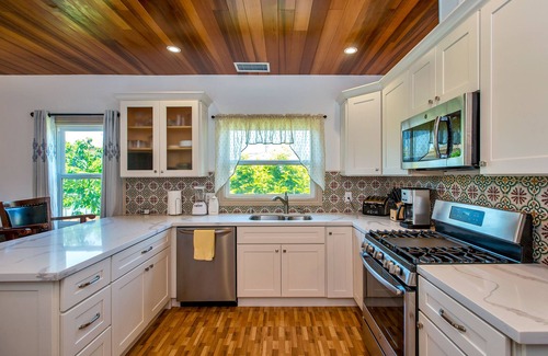 West Alameda House | Alameda 2BR 2BA house, AC, near ferry to San Francisco, 2 free parking spaces.