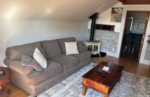 Alameda Apartment | Alameda 3BR Penthouse 2 blocks to downtown 3 blocks to the beach AC and 2 free parking spaces