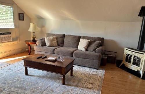 Alameda Apartment | Alameda 3BR Penthouse 2 blocks to downtown 3 blocks to the beach AC and 2 free parking spaces