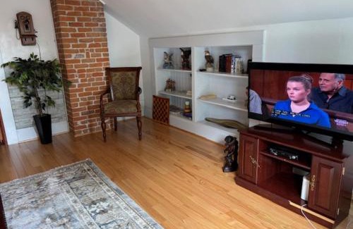 Alameda Apartment | Alameda 3BR Penthouse 2 blocks to downtown 3 blocks to the beach AC and 2 free parking spaces