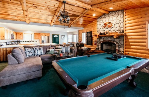 Upper Moonridge Ski Chalet | Alameda Landing- Pool Table- Hot Tub- Relaxing Log Cabin
