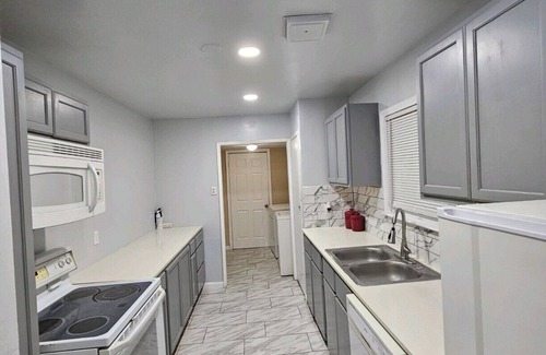 Willshire Terrace House | Alamo Height Home near Broadway & Downtown, Pet Friendly.
