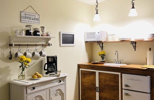 Fredericksburg Cottage | Alamo Springs Country Cottages in Fredericksburg Texas. Cottage #1 Adaline