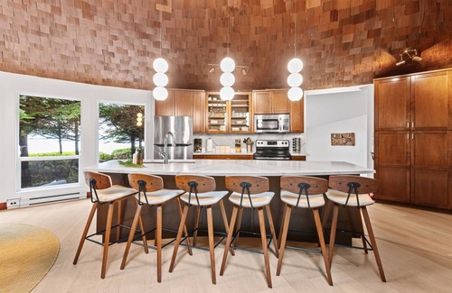 Tofino House | Alaqua on the Beach-Chesterman, Surf, Hot tub, Pet