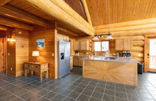 Palmer House | Alaskan Lodge with Hot Tub 🛁