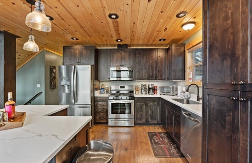 Island Park House | Alaskan Moose Lodge | Yellowstone + Hot Tub, Fire Pit & AC
