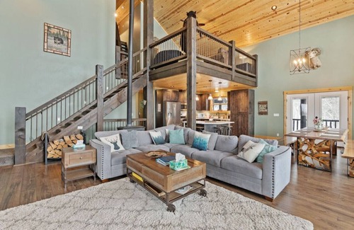 Island Park House | Alaskan Moose Lodge | Yellowstone + Hot Tub, Fire Pit & AC