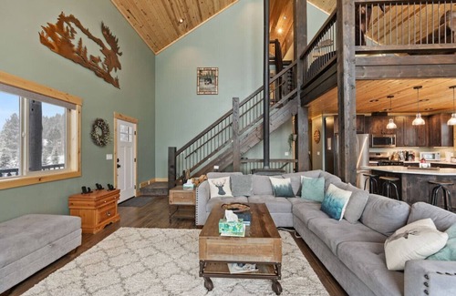Island Park House | Alaskan Moose Lodge | Yellowstone + Hot Tub, Fire Pit & AC