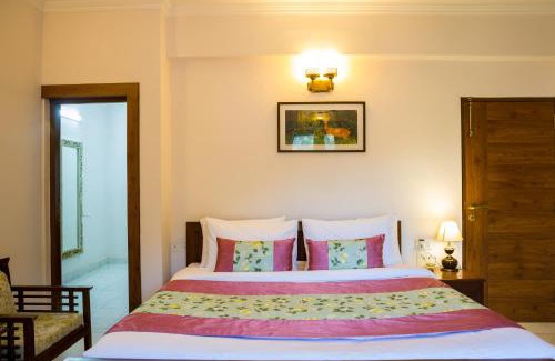 Kasauli Villa | Alaya Stays 5 BHK Sukhmani Cottage With Picturesque Balconies, Garden & Views